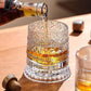 🥃 כוס וויסקי מסתובבת 360° – זכוכית נטולת עופרת, 300 מ"ל, דוגמת תבליט. מתחילה שיחות וייחודית לבר ולמסיבות! ✨💫