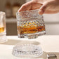 🥃 כוס וויסקי מסתובבת 360° – זכוכית נטולת עופרת, 300 מ"ל, דוגמת תבליט. מתחילה שיחות וייחודית לבר ולמסיבות! ✨💫